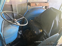 Oude tractor jerom, voorzien van een kap en wielaandrijving. - afbeelding 4 van  7