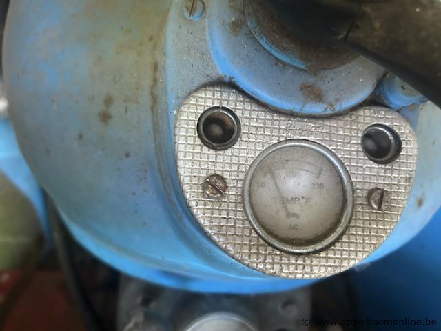 Oude tractor jerom, voorzien van een kap en wielaandrijving. - afbeelding 5 van  7