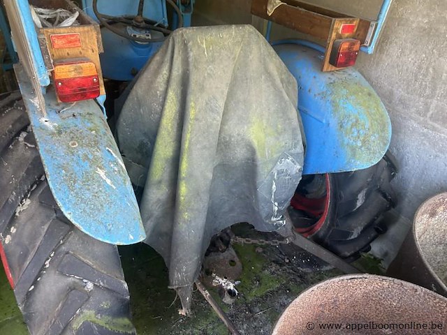 Oude tractor jerom, voorzien van een kap en wielaandrijving. - afbeelding 7 van  7