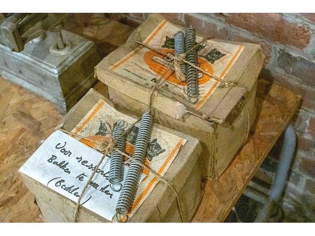 Oude veren in originele verpakking - afbeelding 1 van  2