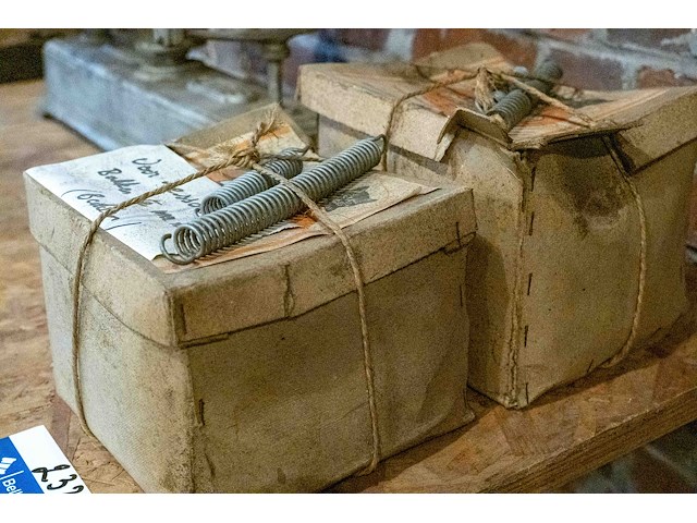 Oude veren in originele verpakking - afbeelding 2 van  2