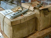 Oude veren in originele verpakking - afbeelding 2 van  2