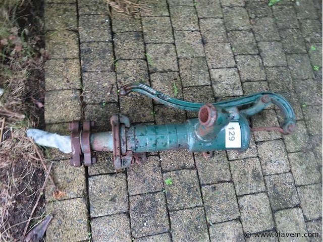 Oude waterpomp - afbeelding 1 van  3