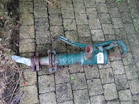 Oude waterpomp - afbeelding 1 van  3
