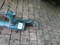 Oude waterpomp - afbeelding 2 van  3
