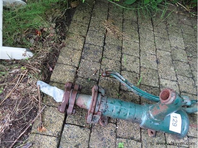 Oude waterpomp - afbeelding 3 van  3