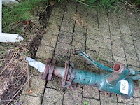 Oude waterpomp - afbeelding 3 van  3