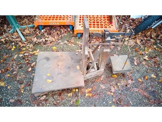 Oude weegschaal - afbeelding 2 van  2