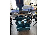 Oude werkbak met materiaal - afbeelding 1 van  3