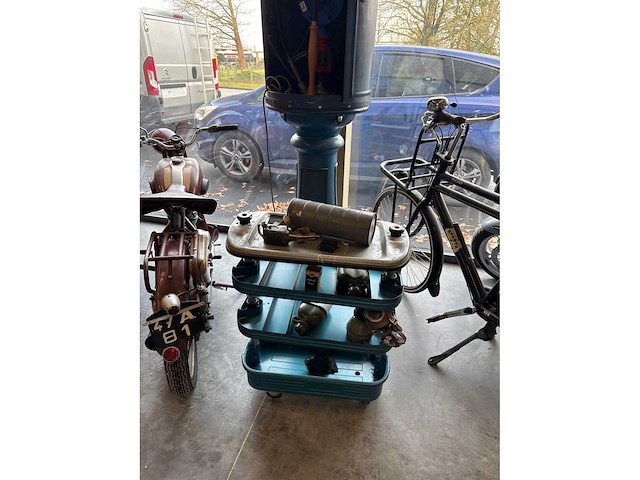 Oude werkbak met materiaal - afbeelding 2 van  3