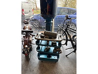 Oude werkbak met materiaal - afbeelding 2 van  3