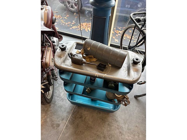 Oude werkbak met materiaal - afbeelding 3 van  3