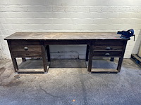 Oude werkbank met bankschroef