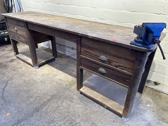 Oude werkbank met bankschroef - afbeelding 2 van  3