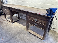 Oude werkbank met bankschroef - afbeelding 2 van  3