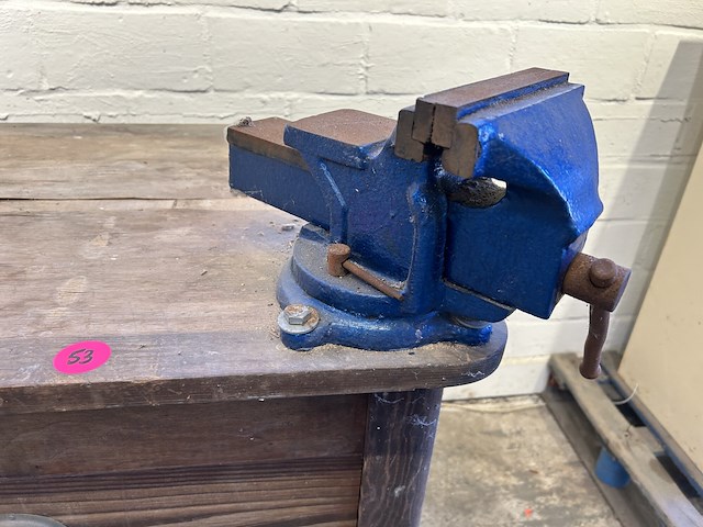 Oude werkbank met bankschroef - afbeelding 3 van  3