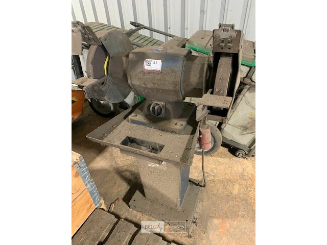 Oude zware slijpmolen - afbeelding 1 van  3