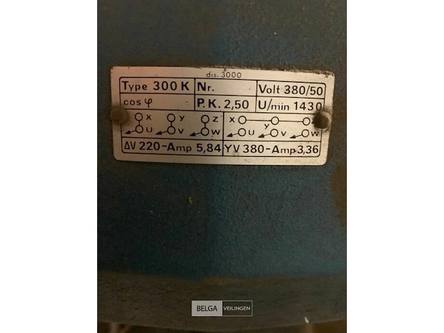 Oude zware slijpmolen - afbeelding 2 van  3