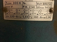 Oude zware slijpmolen - afbeelding 2 van  3