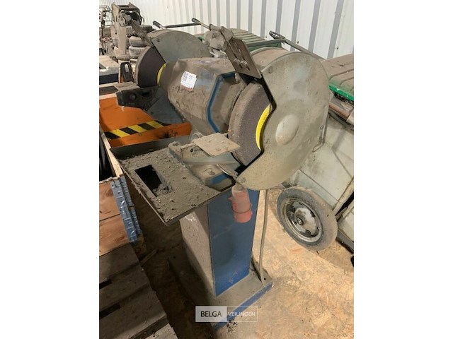 Oude zware slijpmolen - afbeelding 3 van  3