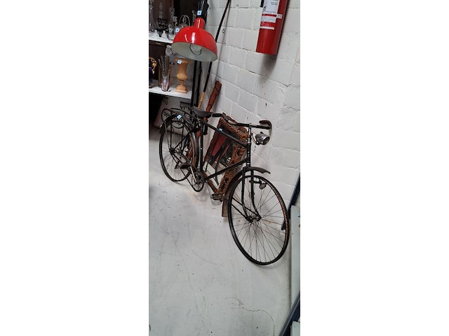 Oude zwarte fiets - afbeelding 1 van  4