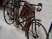 Oude zwarte fiets - afbeelding 1 van  4