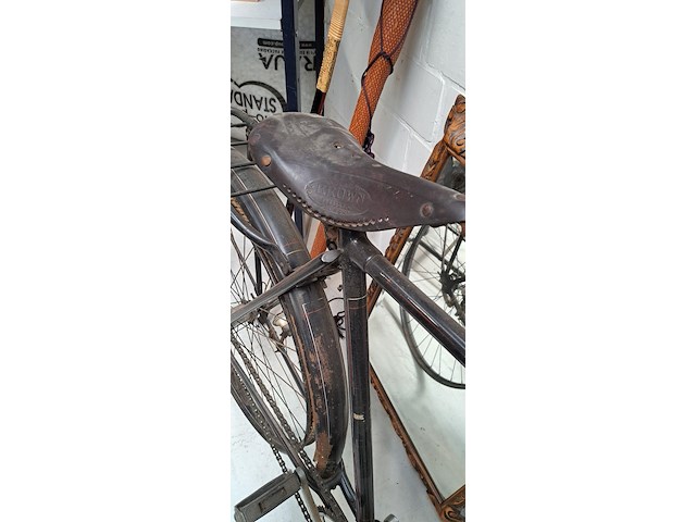 Oude zwarte fiets - afbeelding 2 van  4