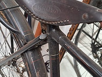 Oude zwarte fiets - afbeelding 2 van  4