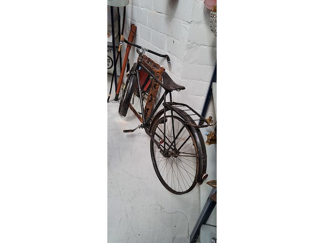 Oude zwarte fiets - afbeelding 3 van  4