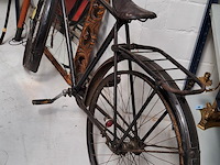 Oude zwarte fiets - afbeelding 3 van  4