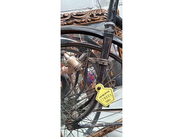 Oude zwarte fiets - afbeelding 4 van  4