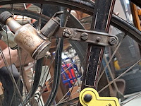 Oude zwarte fiets - afbeelding 4 van  4