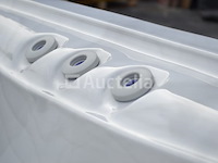 Outdoor spa 5-persoons 230x230 cm - sneeuwwit bad / grijze zijkant - incl. bluetooth - afbeelding 6 van  9