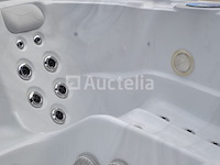Outdoor spa 5-persoons 230x230 cm - sneeuwwit bad / grijze zijkant - incl. bluetooth - afbeelding 1 van  9