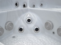 Outdoor spa 5-persoons 230x230 cm - sneeuwwit bad / grijze zijkant - incl. bluetooth - afbeelding 6 van  9