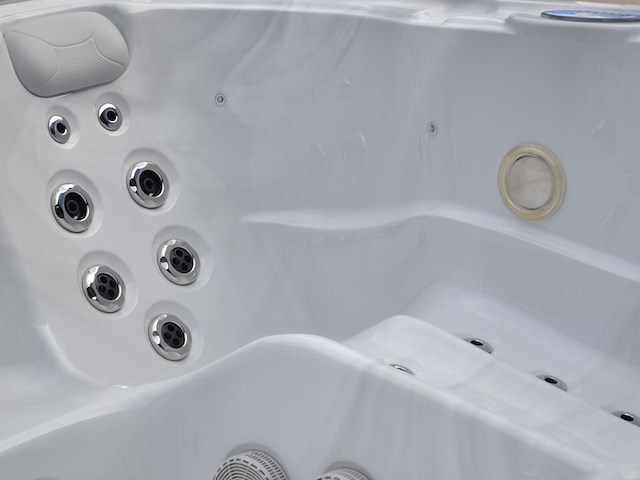 Outdoor spa 5-persoons 230x230 cm - sneeuwwit bad / grijze zijkant - incl. bluetooth - afbeelding 3 van  9