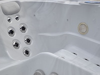 Outdoor spa 5-persoons 230x230 cm - sneeuwwit bad / grijze zijkant - incl. bluetooth - afbeelding 3 van  9