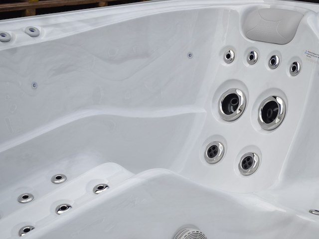 Outdoor spa 5-persoons 230x230 cm - sneeuwwit bad / grijze zijkant - incl. bluetooth - afbeelding 4 van  9