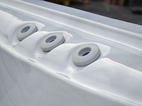 Outdoor spa 5-persoons 230x230 cm - sneeuwwit bad / grijze zijkant - incl. bluetooth - afbeelding 6 van  9