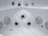 Outdoor spa 5-persoons 230x230 cm - sneeuwwit bad / grijze zijkant - incl. bluetooth - afbeelding 7 van  9