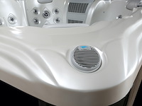 Outdoor spa 7-persoons 220x220x90 cm - wit bad met donkerbruine zijkant - incl. bluetooth - afbeelding 2 van  12
