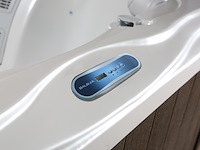Outdoor spa 7-persoons 220x220x90 cm - wit bad met donkerbruine zijkant - incl. bluetooth - afbeelding 5 van  12