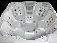 Outdoor spa 7-persoons 220x220x90 cm - wit bad met donkerbruine zijkant - incl. bluetooth - afbeelding 9 van  12