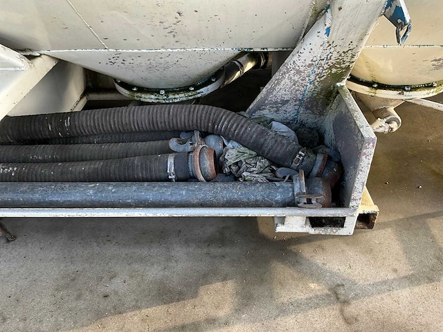 Ova opbouw vrachtwagen voor bulktransport - afbeelding 4 van  8