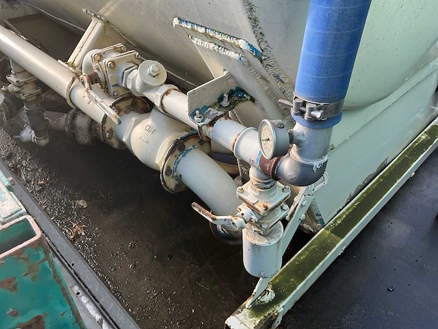 Ova opbouw vrachtwagen voor bulktransport - afbeelding 6 van  8