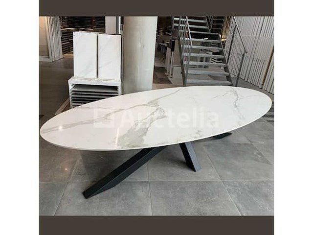 Ovale keramische tafel met zwarte metalen poot, 125 cm x 290 cm - afbeelding 1 van  3