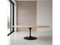Ovale tulpentafel van natuurlijk hout, zwarte poot, 199 x 110 cm, hoogte 74 cm.