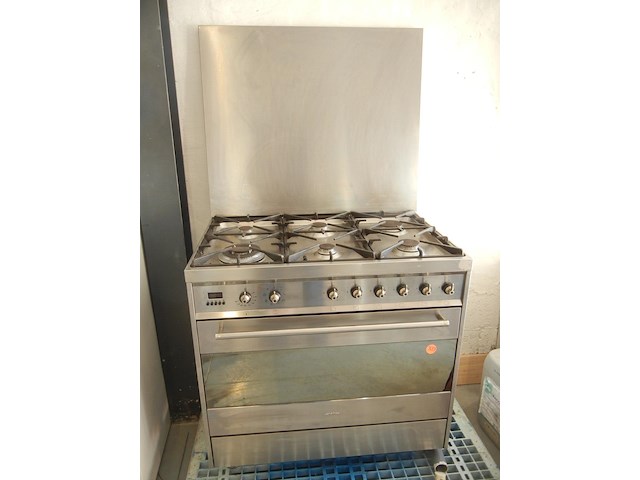 Oven multi functioneel in inox met 6 vuurpitten, merk smeg, met achterplaat en dampkap (siemens) - afbeelding 1 van  12