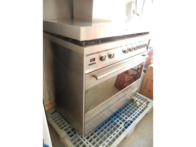 Oven multi functioneel in inox met 6 vuurpitten, merk smeg, met achterplaat en dampkap (siemens) - afbeelding 9 van  12