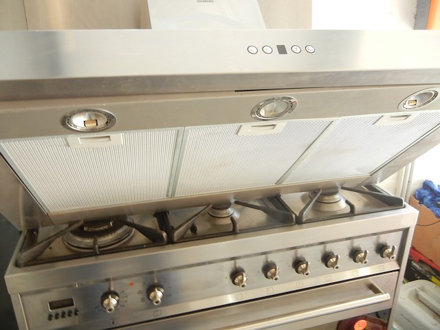 Oven multi functioneel in inox met 6 vuurpitten, merk smeg, met achterplaat en dampkap (siemens) - afbeelding 11 van  12